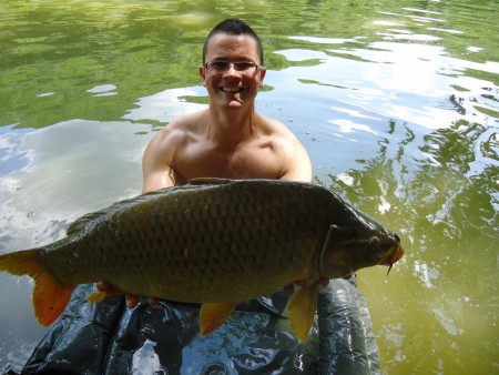 Boldizsár Szilárd, Hangonyi túra: Borsos-Fokhagymás 24mm oldódó  Ponty súja: 9,10kg